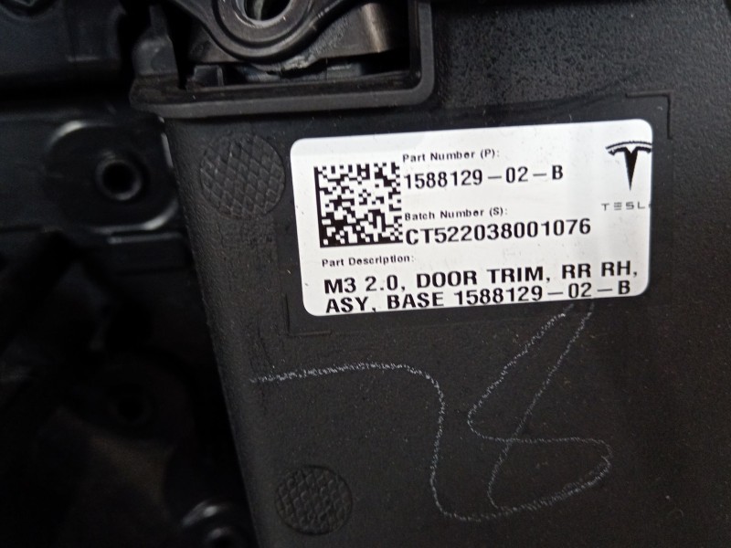 Recambio de guarnecido puerta trasera derecha para tesla model 3 ev referencia OEM IAM 158812902B  