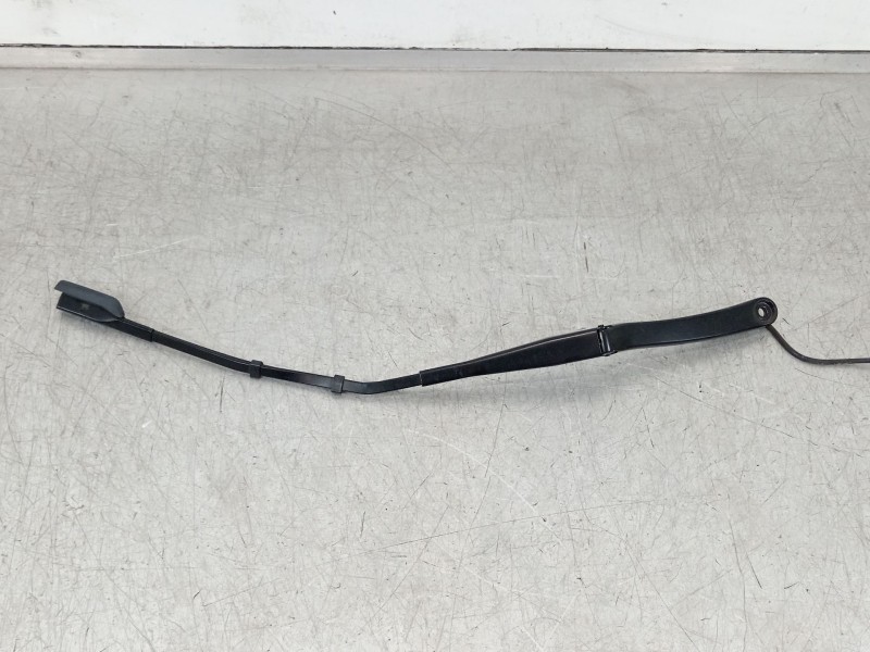 Recambio de brazo limpia delantero derecho para tesla model 3 ev referencia OEM IAM 162168700A  