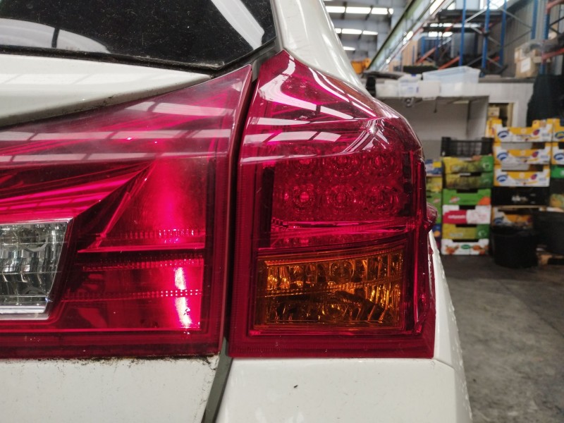 Recambio de piloto trasero derecho para toyota auris hybrid active referencia OEM IAM 8156102710  