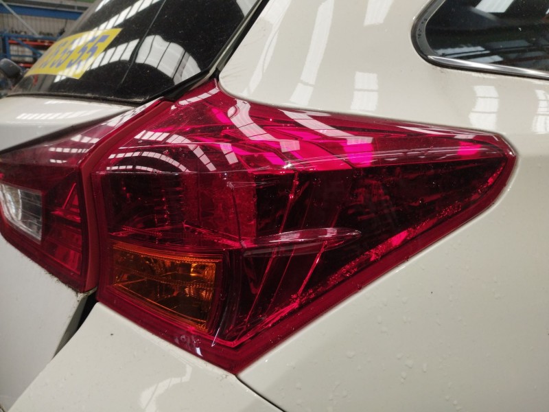 Recambio de piloto trasero derecho para toyota auris hybrid active referencia OEM IAM 8156102710  