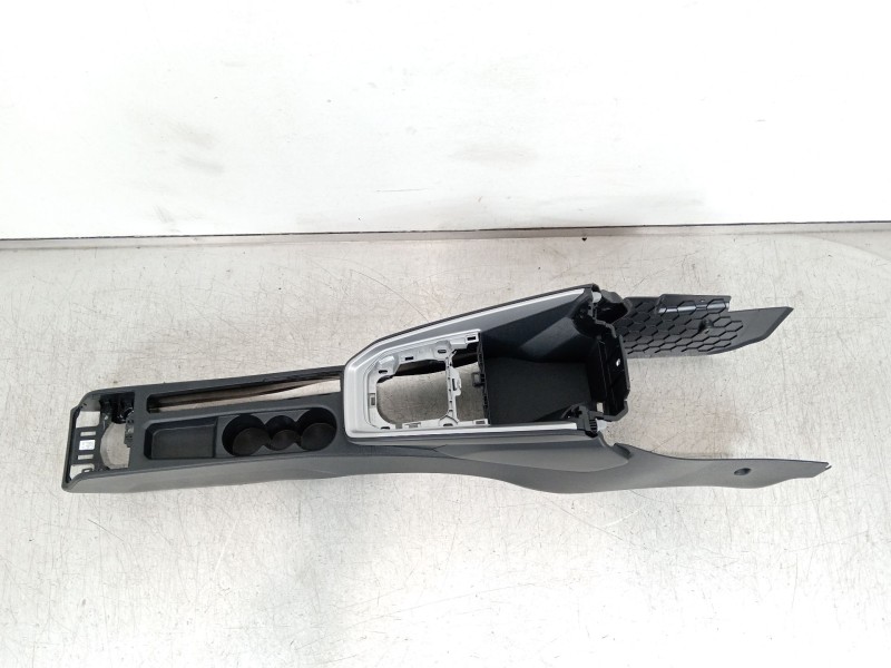 Recambio de consola central para audi a1 sportback (gba) 30 tfsi referencia OEM IAM 82B863243  