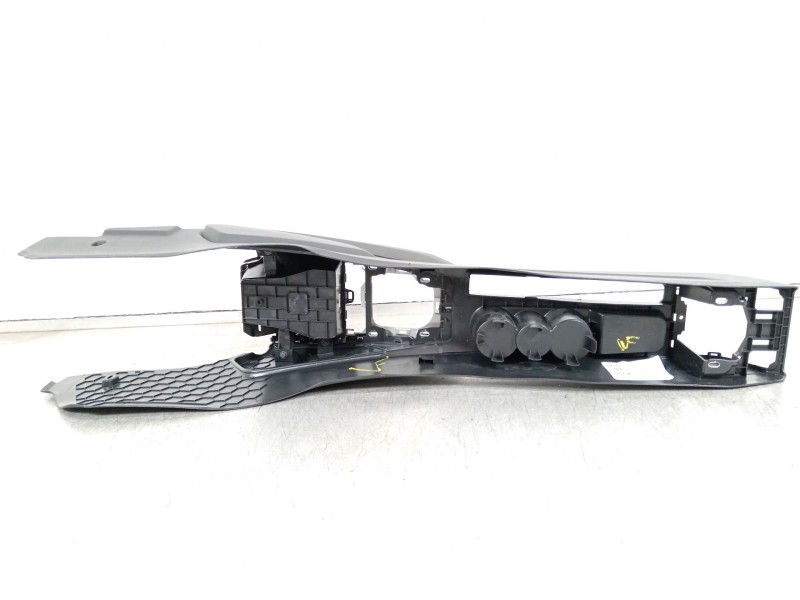 Recambio de consola central para audi a1 sportback (gba) 30 tfsi referencia OEM IAM 82B863243  