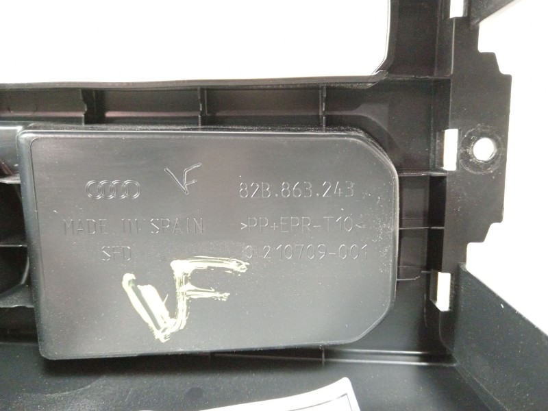 Recambio de consola central para audi a1 sportback (gba) 30 tfsi referencia OEM IAM 82B863243  