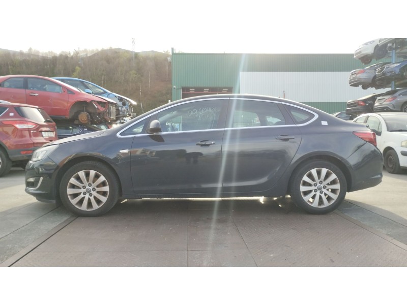 opel astra j sedán del año 2013