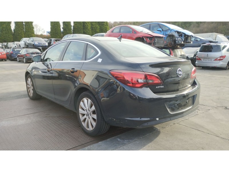 opel astra j sedán del año 2013