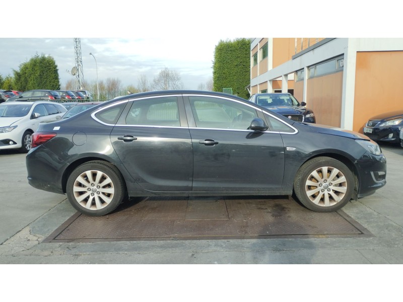 opel astra j sedán del año 2013