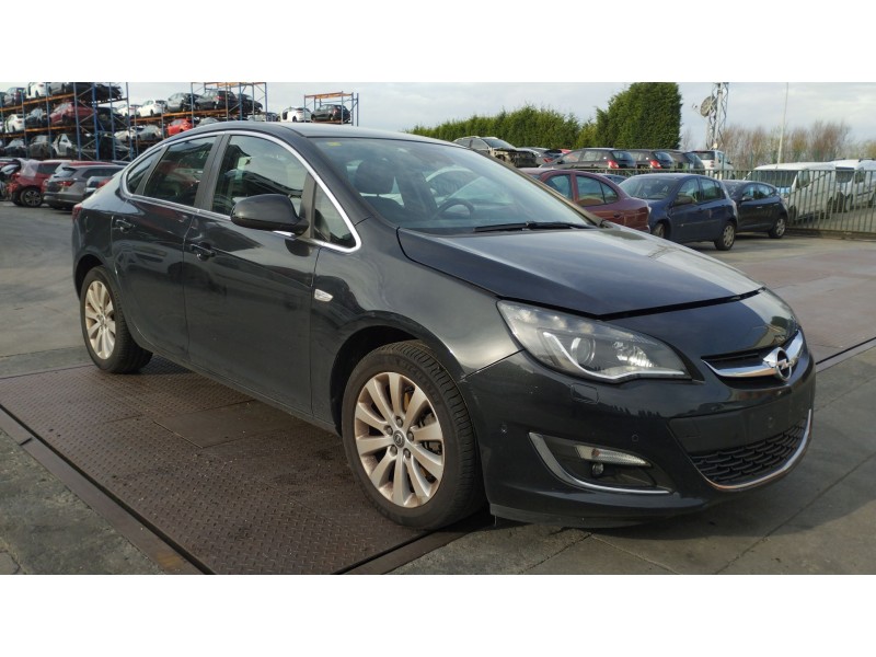 opel astra j sedán del año 2013