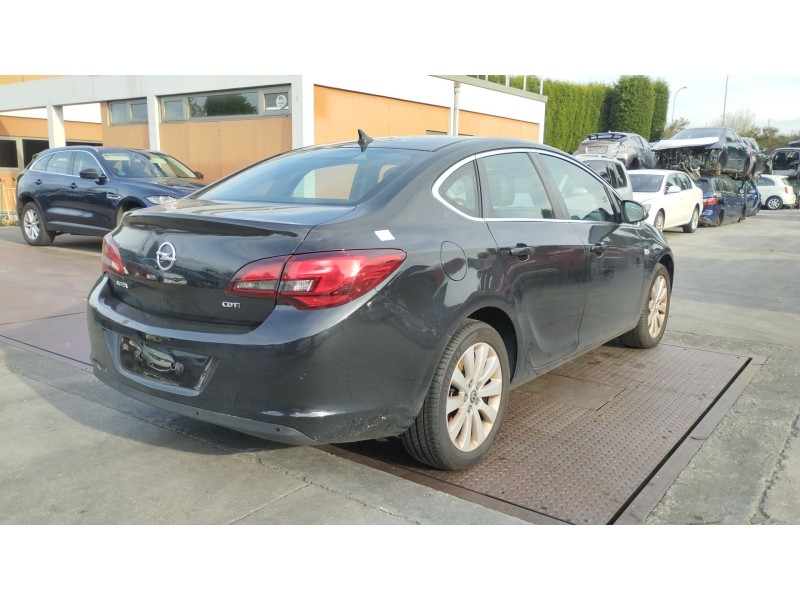 opel astra j sedán del año 2013