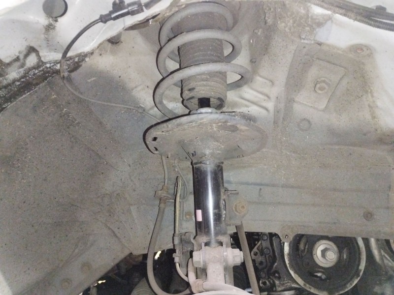 Recambio de amortiguador delantero derecho para toyota verso active referencia OEM IAM   