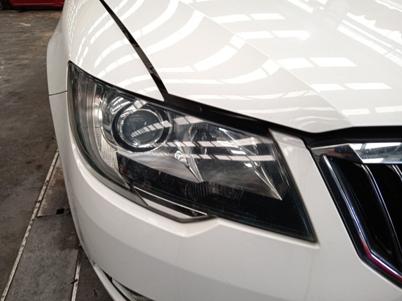 Recambio de faro derecho para skoda superb ii (3t4) 2.0 tdi 16v referencia OEM IAM 3T1941016F  