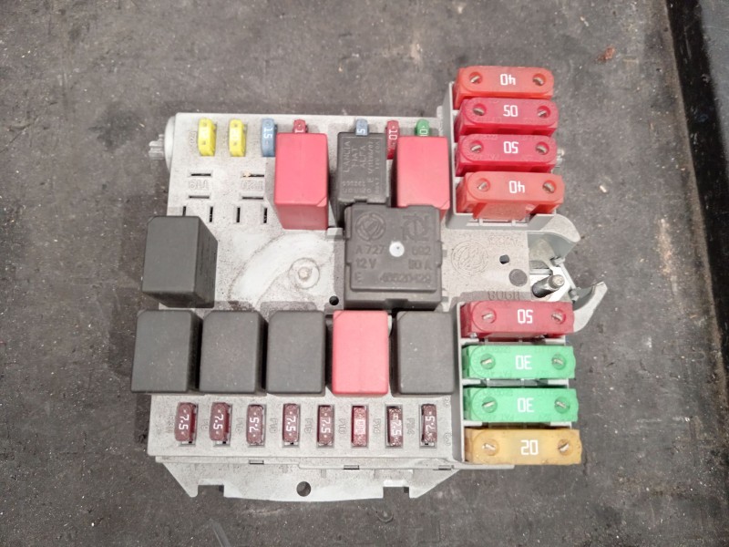 Recambio de caja reles / fusibles para fiat bravo ii (198_) 1.9 d multijet (198axb1a) referencia OEM IAM 51775688  