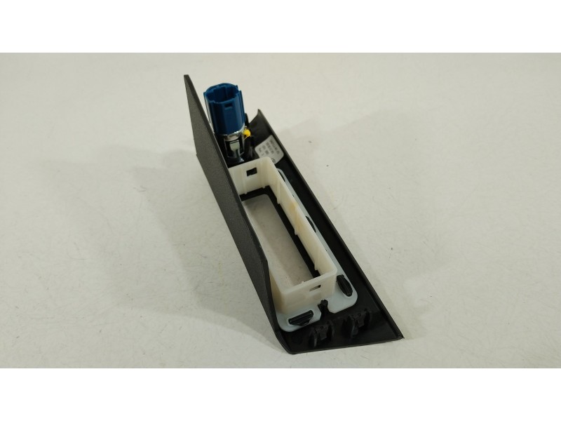 Recambio de moldura para audi a1 sportback (gba) 30 tfsi referencia OEM IAM 82B863617  