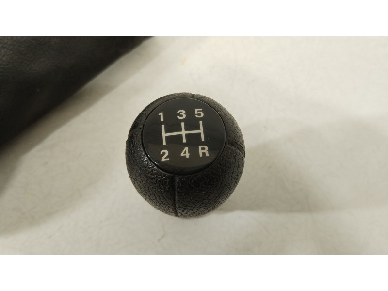 Recambio de pomo palanca cambio para citroën saxo 1.4 vts referencia OEM IAM 2403G3  
