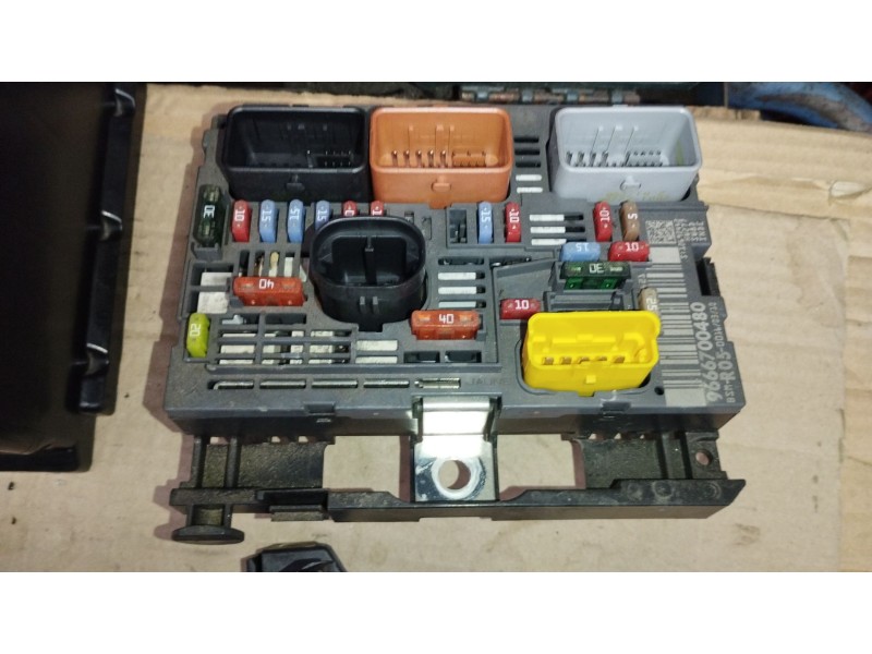 Recambio de caja reles / fusibles para peugeot 308 i (4a_, 4c_) 1.6 hdi referencia OEM IAM 9666700480 BSMR0500 