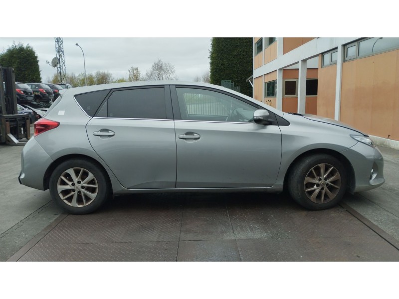 toyota auris (_e18_) del año 2013