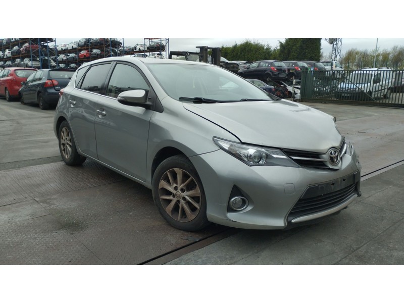 toyota auris (_e18_) del año 2013