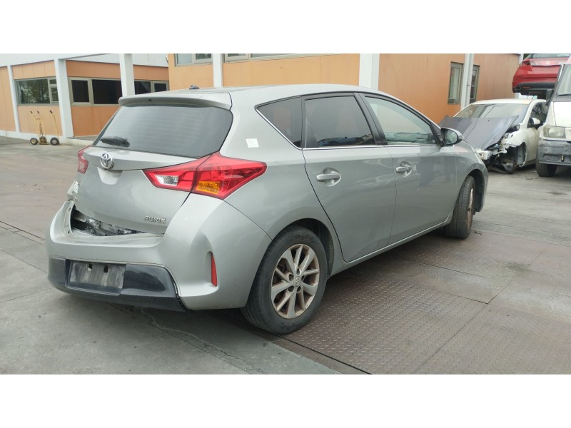 toyota auris (_e18_) del año 2013