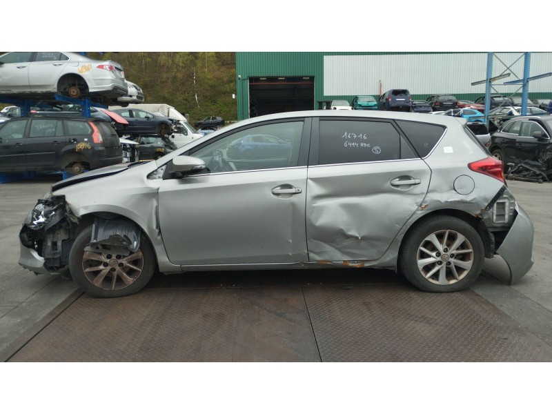 toyota auris (_e18_) del año 2013