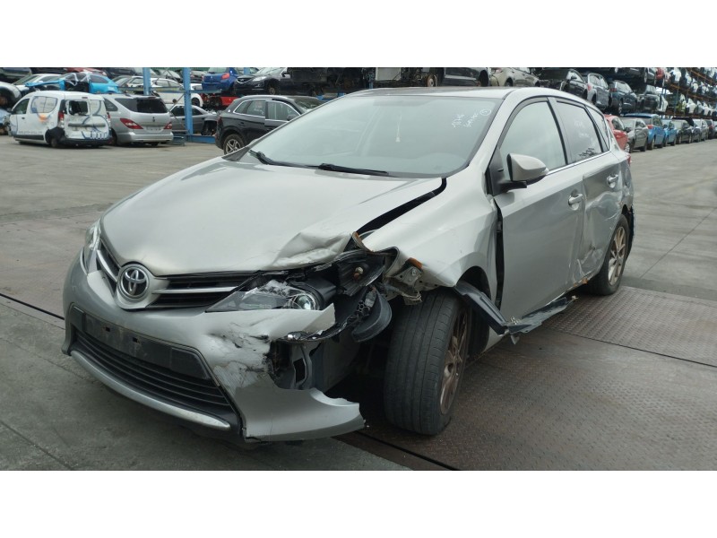 toyota auris (_e18_) del año 2013