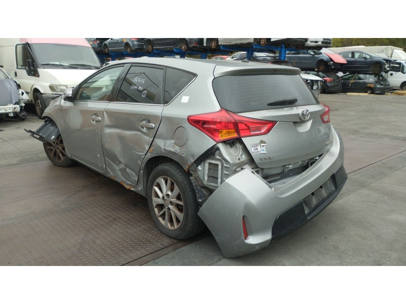 toyota auris (_e18_) del año 2013