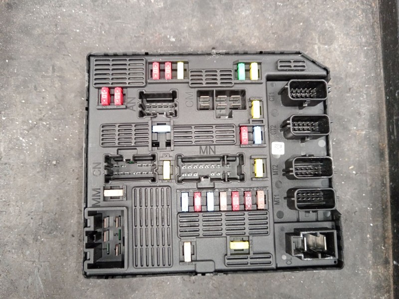Recambio de caja reles / fusibles para renault grand scénic iii (jz0/1_) 1.9 dci referencia OEM IAM 284B69553R  