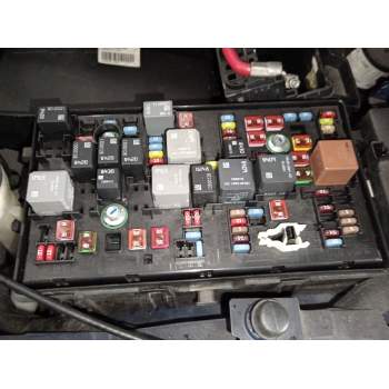 CAJA RELES / FUSIBLES 13222782 3255300 