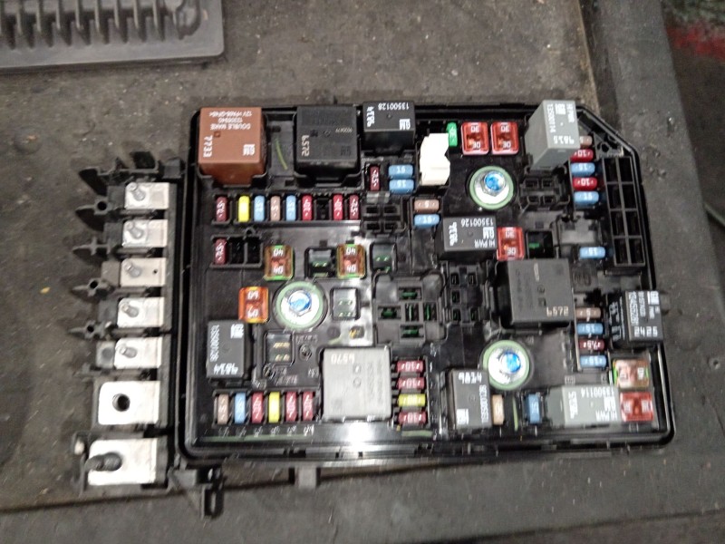 Recambio de caja reles / fusibles para opel astra k (b16) 1.5 crdi (68) referencia OEM IAM 39216535 15514069 